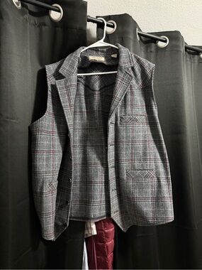 Cinch Men’s Gray Plaid Vest with Subtle Red Windowpane